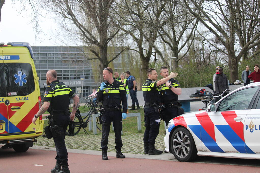 Politie trekt vuurwapen bij aanhoudingen na steekpartij