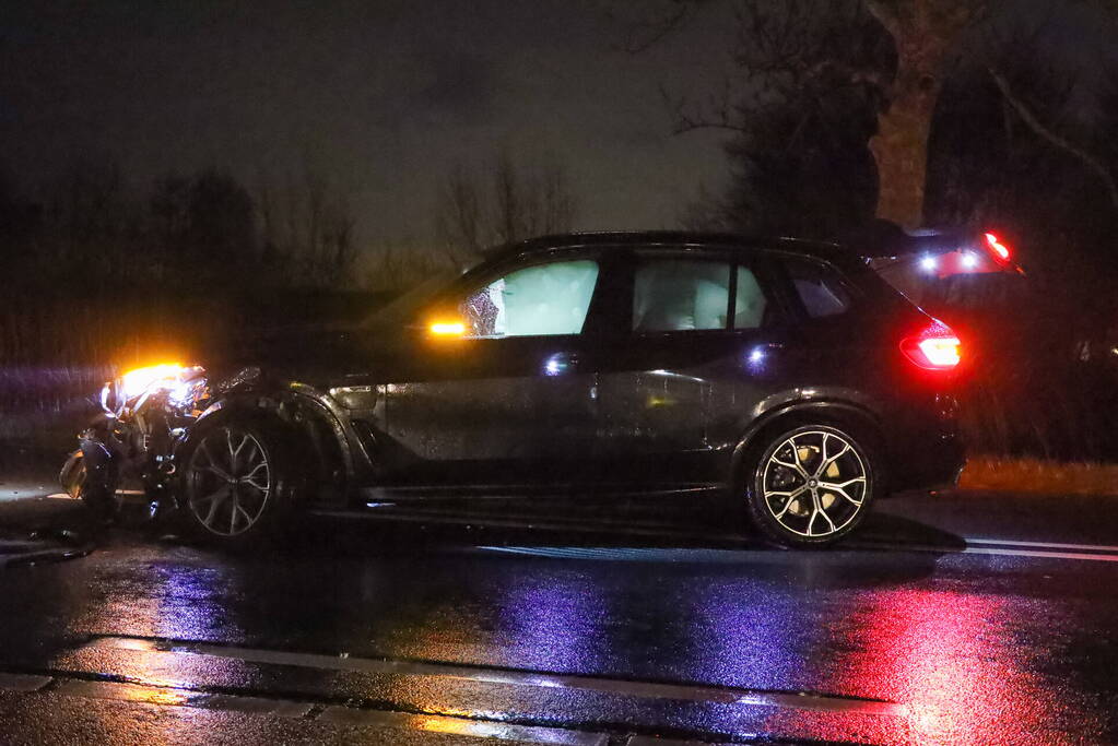 Flinke schade bij botsing tussen twee auto's