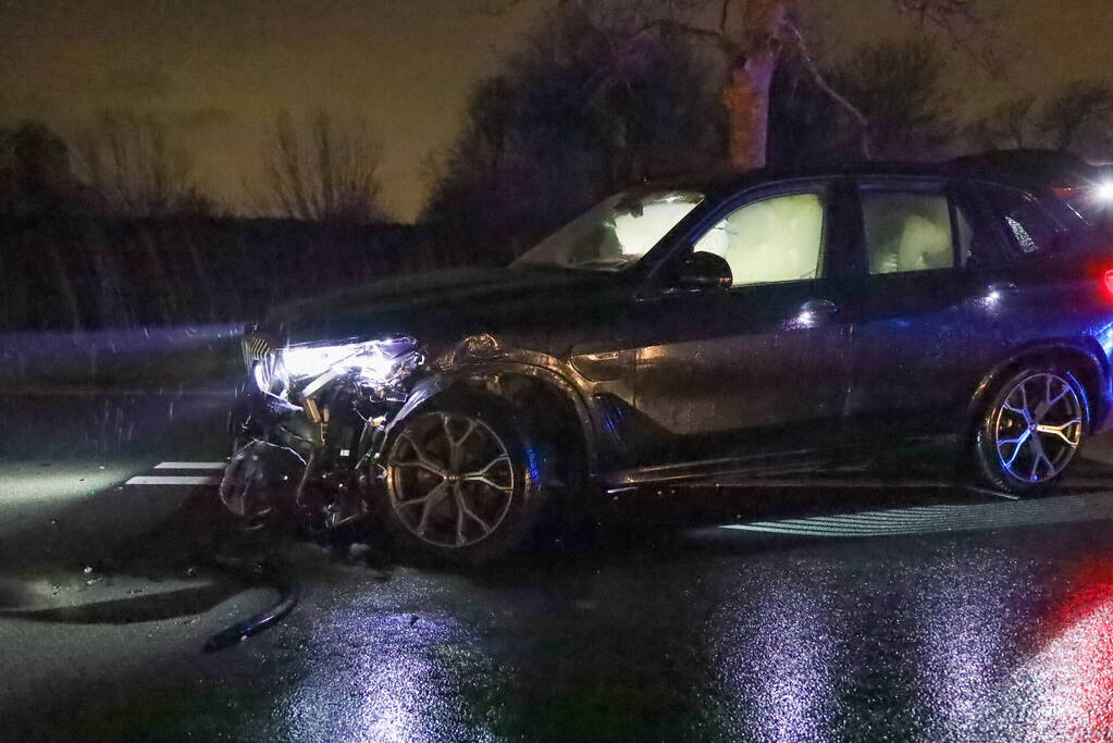 Flinke schade bij botsing tussen twee auto's