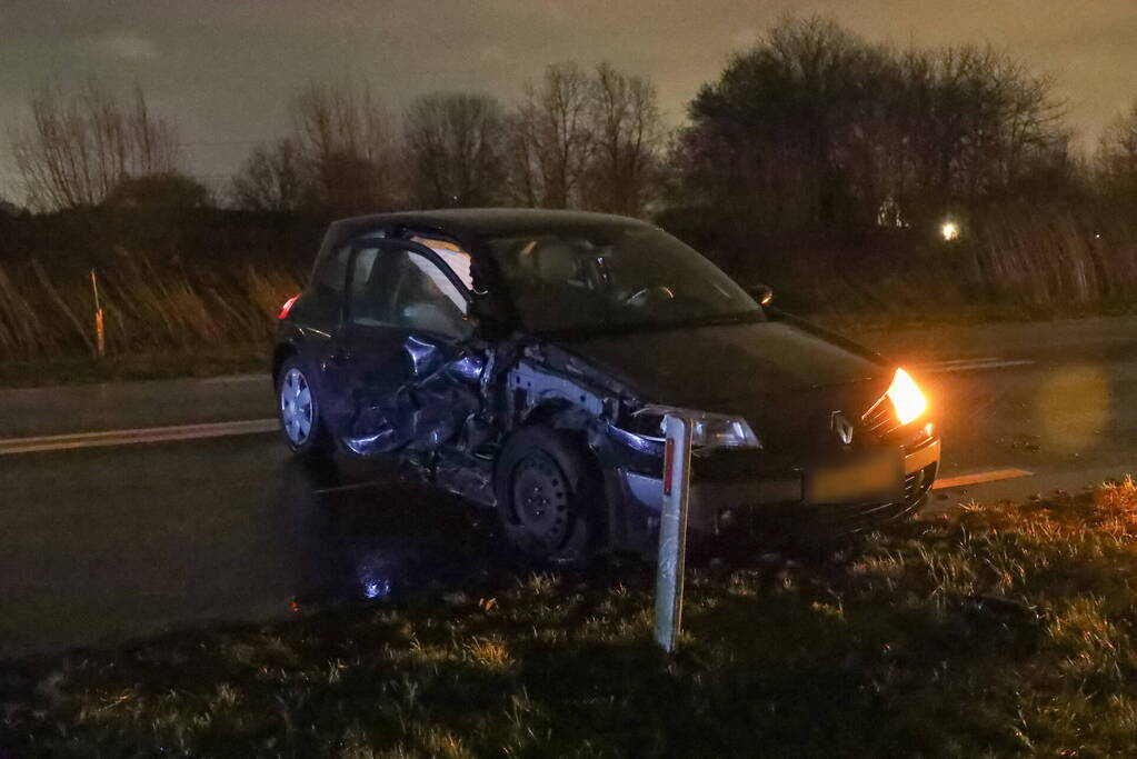 Flinke schade bij botsing tussen twee auto's