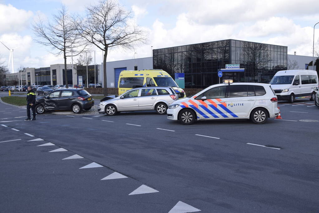 Twee personenwagens betrokken bij botsing op kruising