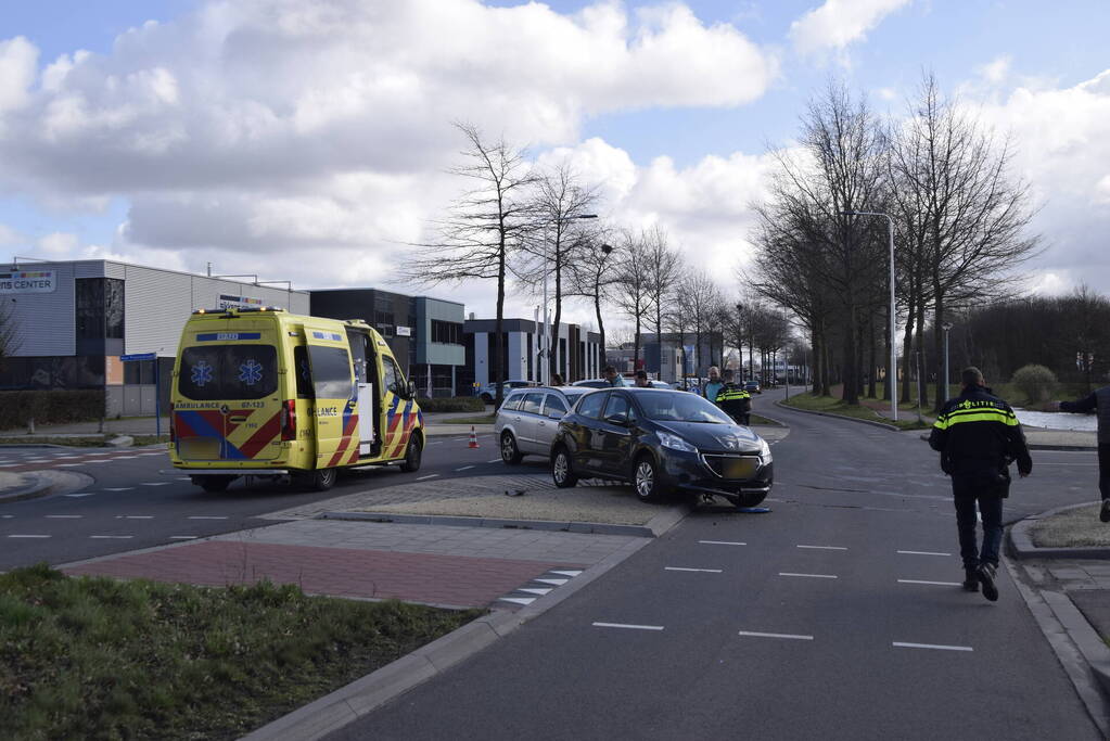 Twee personenwagens betrokken bij botsing op kruising