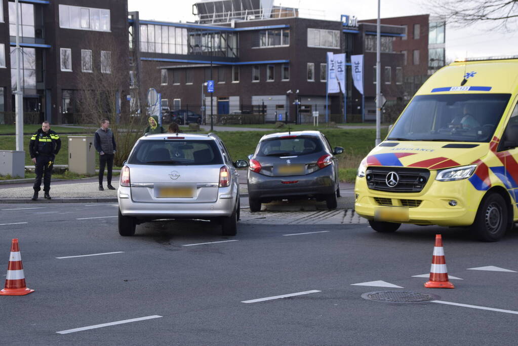 Twee personenwagens betrokken bij botsing op kruising