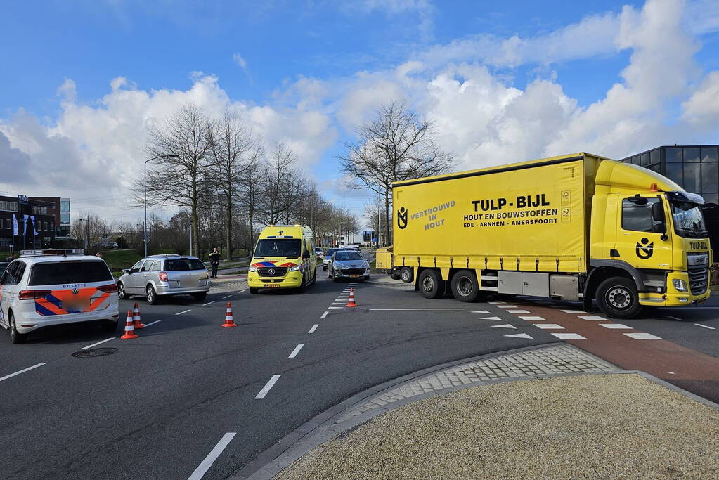 Twee personenwagens betrokken bij botsing op kruising