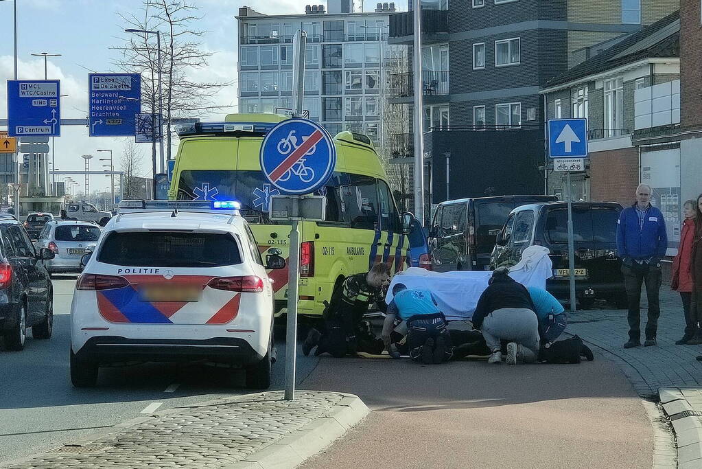 Fietsster en automobilist botsen met elkaar