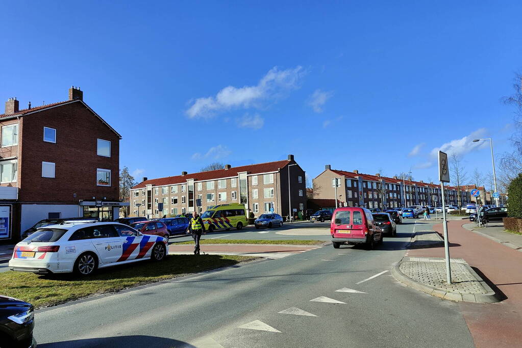 Fietsster en automobilist botsen met elkaar