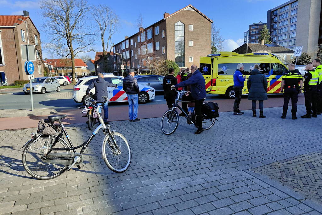 Fietsster en automobilist botsen met elkaar