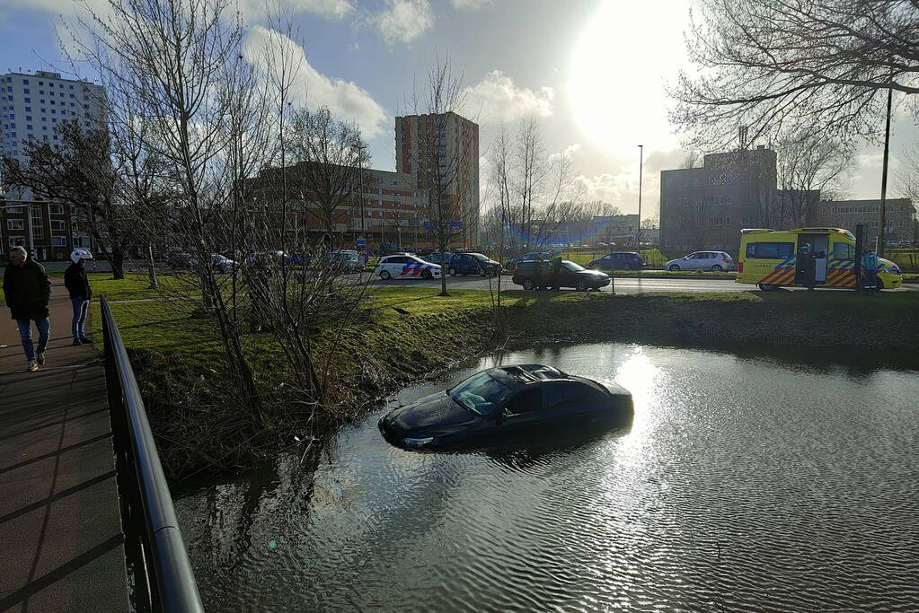 Automobilist vliegt uit bocht, ramt boom en belandt in water