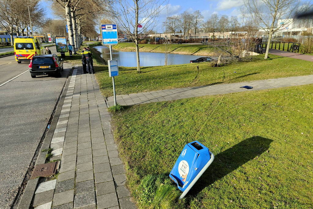 Automobilist vliegt uit bocht, ramt boom en belandt in water