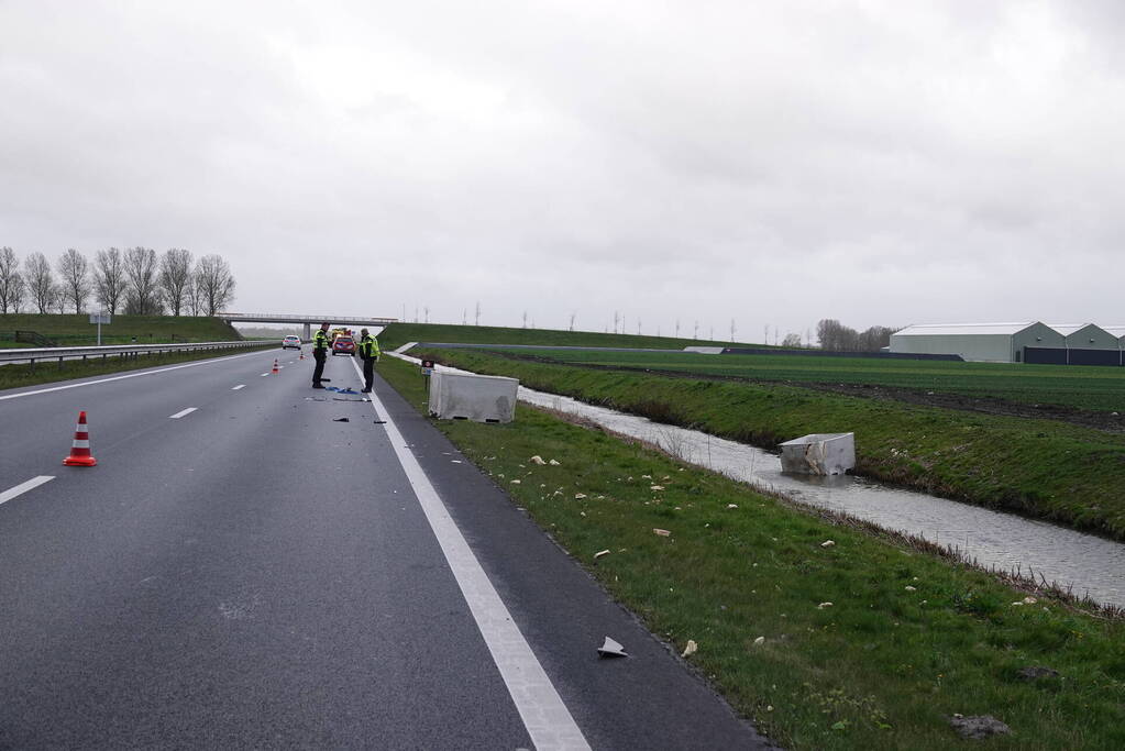 Automobilist verliest ladingen plastic kuubskisten