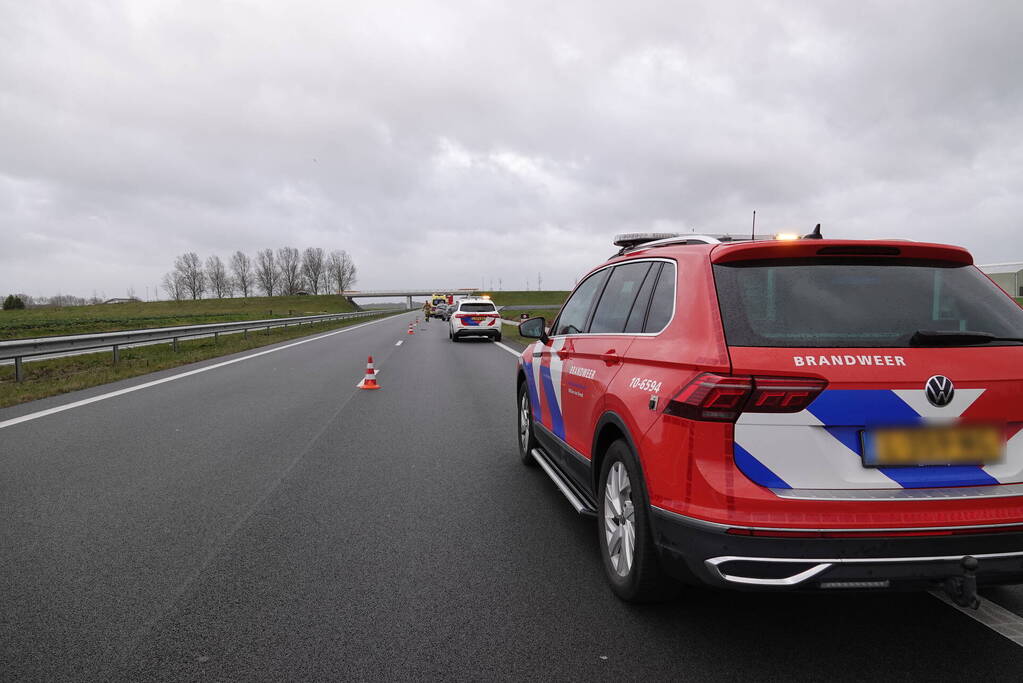 Automobilist verliest ladingen plastic kuubskisten