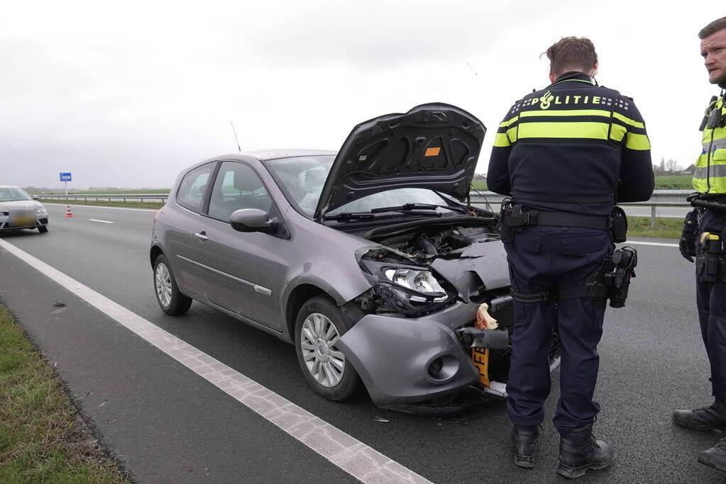 Automobilist verliest ladingen plastic kuubskisten