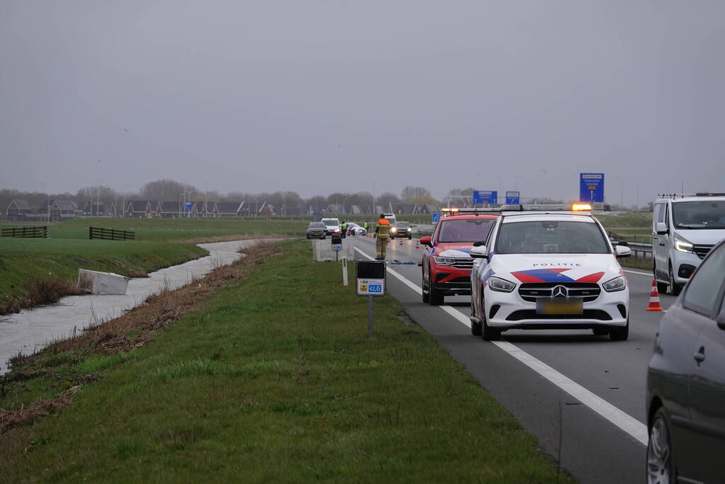 Automobilist verliest ladingen plastic kuubskisten