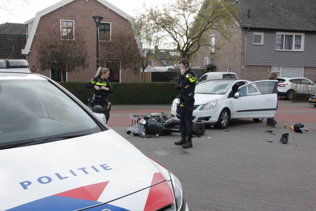 Scooterrijder gewond bij harde botsing met auto