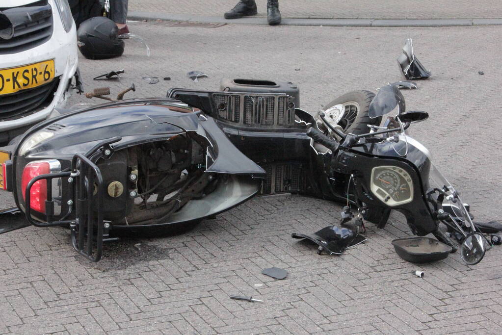 Scooterrijder gewond bij harde botsing met auto