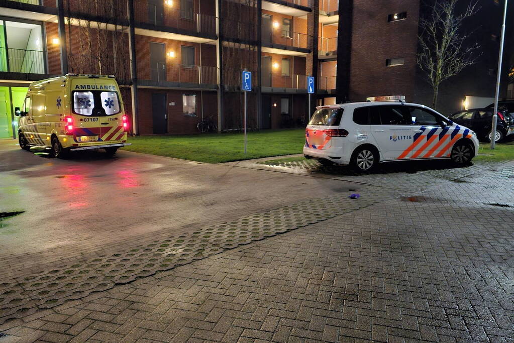 Omgeving afgezet bij incident in flatgebouw