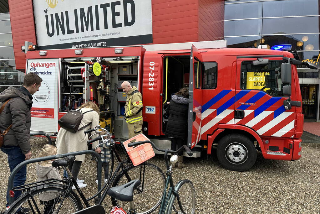 Brandweerthema bij kleuterbioscoop