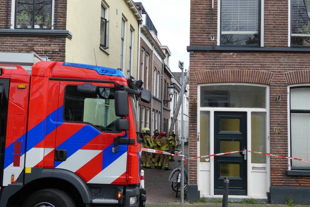 Brandweer haalt losse dakpan van woning Kampen