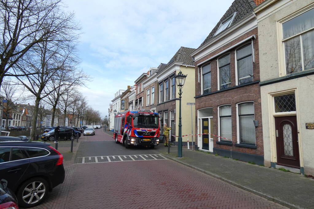 Brandweer haalt losse dakpan van woning Kampen