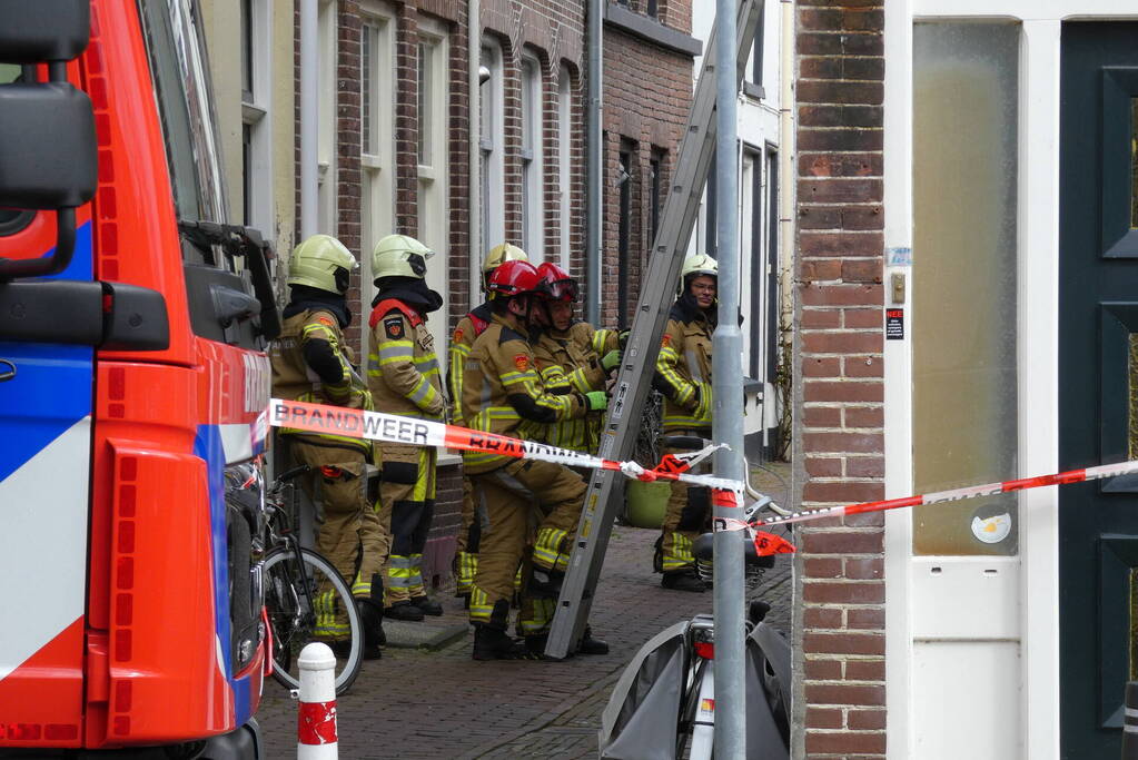 Brandweer haalt losse dakpan van woning Kampen