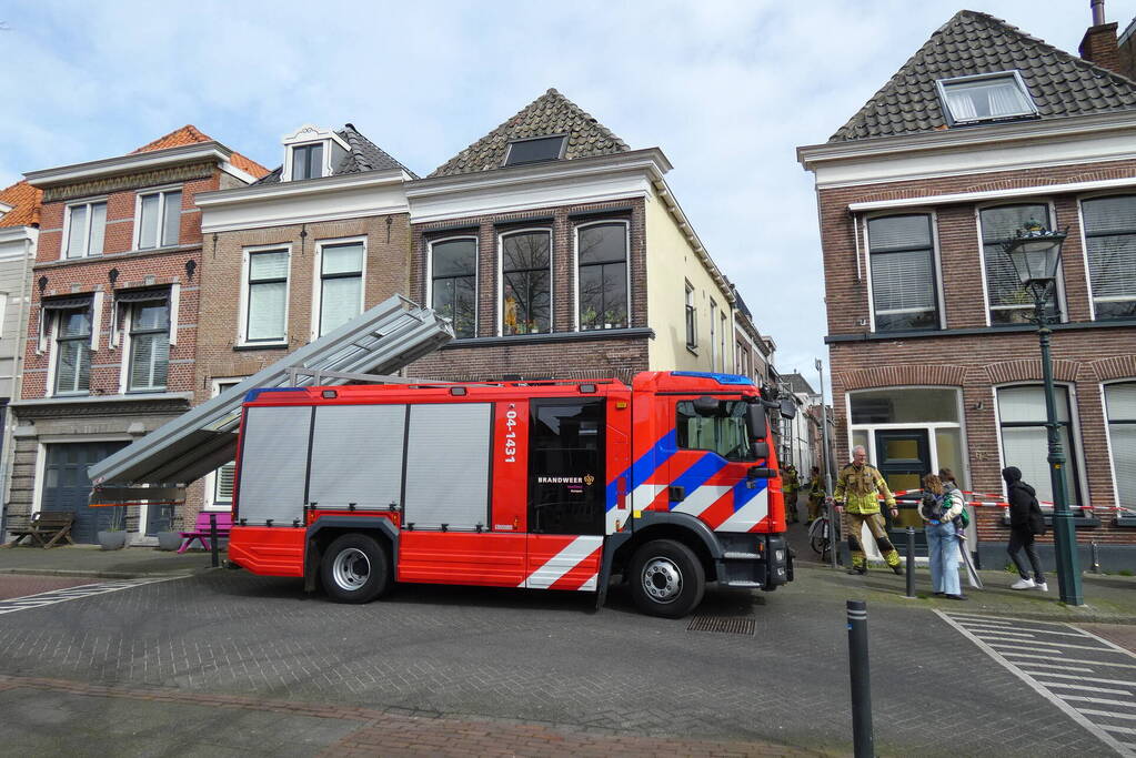 Brandweer haalt losse dakpan van woning Kampen