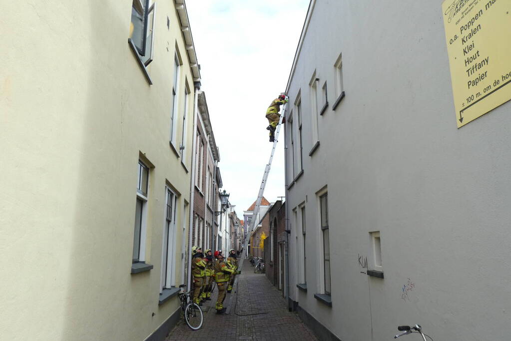 Brandweer haalt losse dakpan van woning Kampen