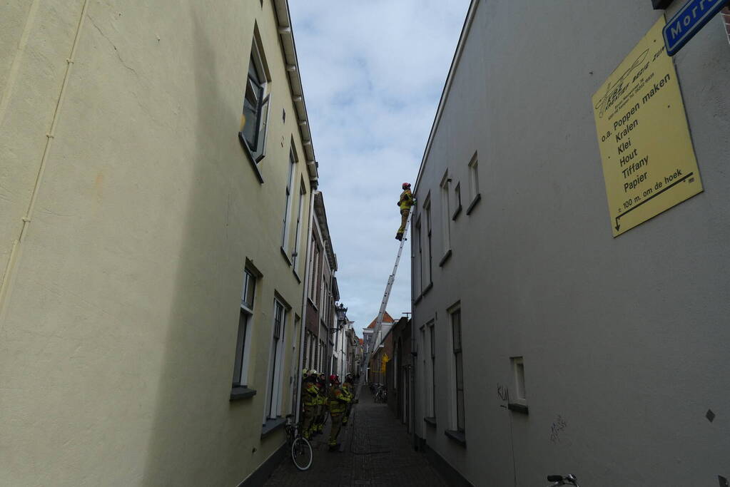 Brandweer haalt losse dakpan van woning Kampen