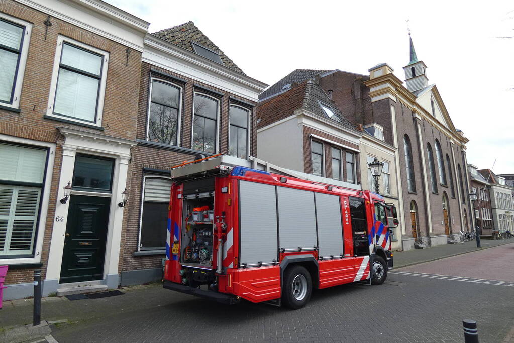 Brandweer haalt losse dakpan van woning Kampen