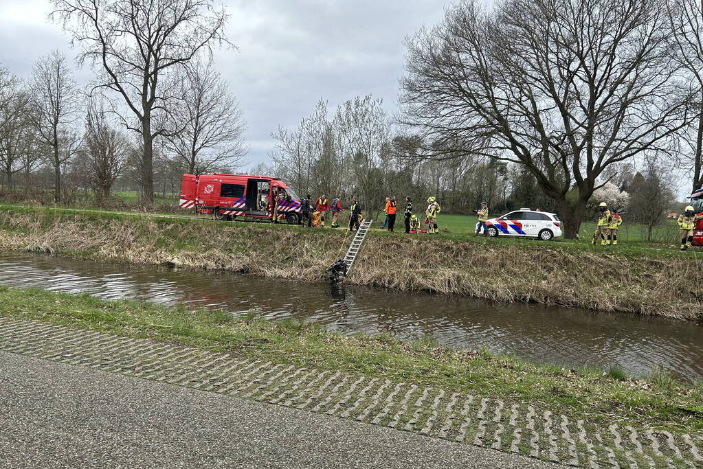 Brandweer zoekt naar persoon in water
