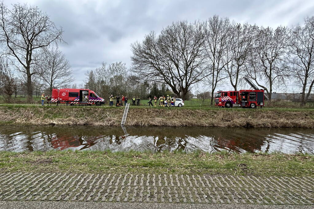 Brandweer zoekt naar persoon in water