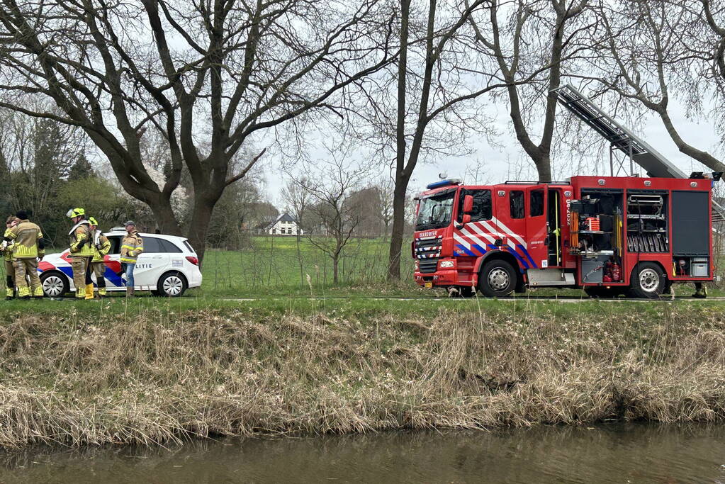 Brandweer zoekt naar persoon in water