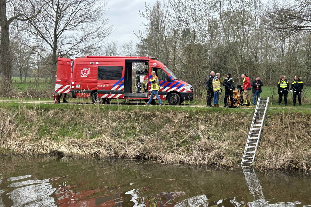 Brandweer zoekt naar persoon in water