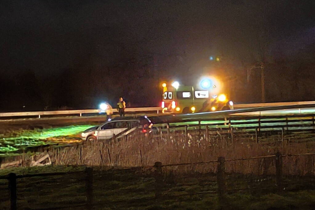 Voertuig raakt van snelweg