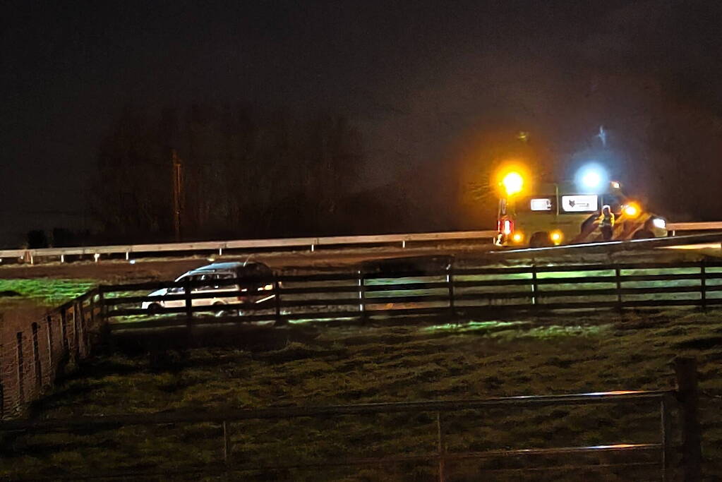 Voertuig raakt van snelweg
