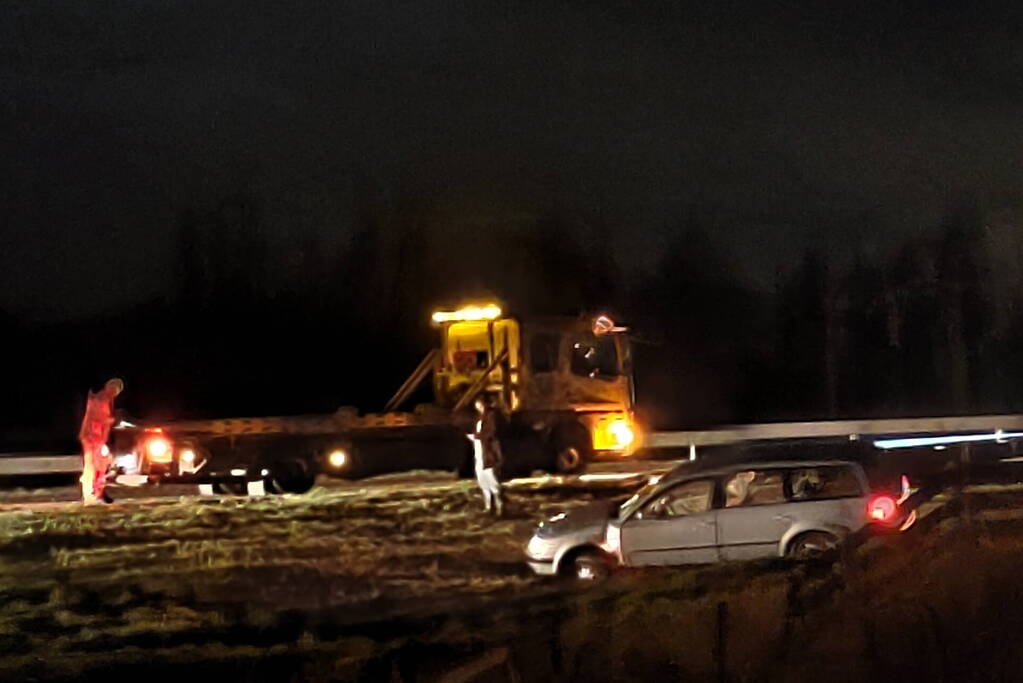 Voertuig raakt van snelweg