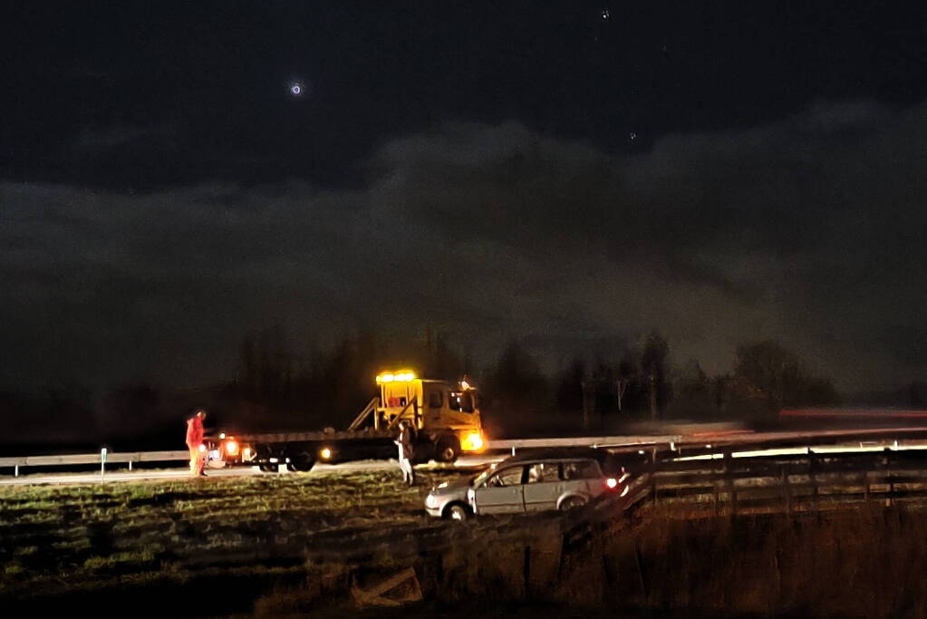 Voertuig raakt van snelweg