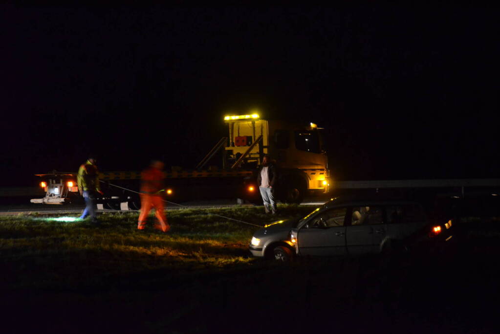 Voertuig raakt van snelweg