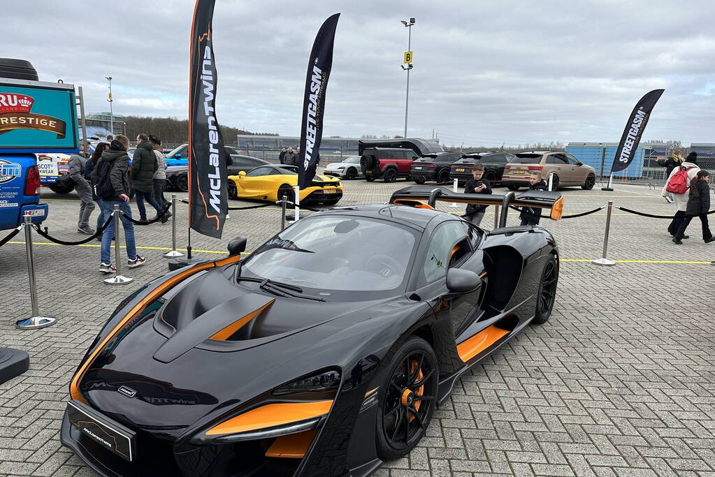 Tientallen auto's vernield op auto-evenement