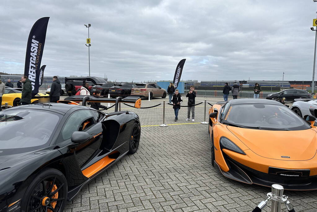 Tientallen auto's vernield op auto-evenement