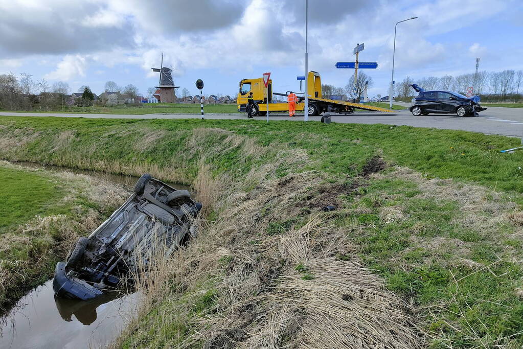 Bestelbus belandt in de sloot na botsing met auto