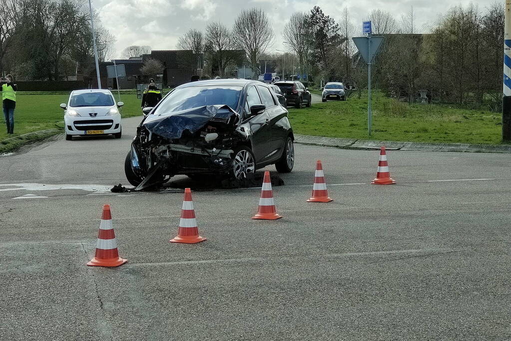 Bestelbus belandt in de sloot na botsing met auto