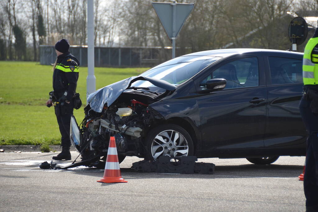 Bestelbus belandt in de sloot na botsing met auto