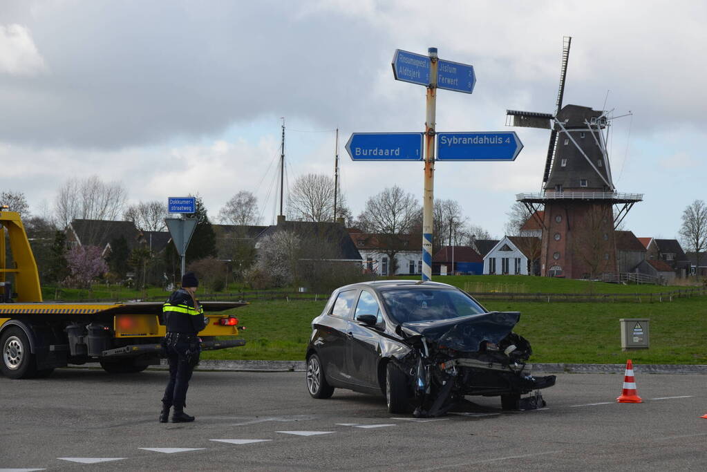 Bestelbus belandt in de sloot na botsing met auto