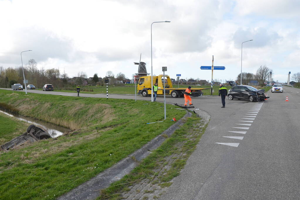 Bestelbus belandt in de sloot na botsing met auto