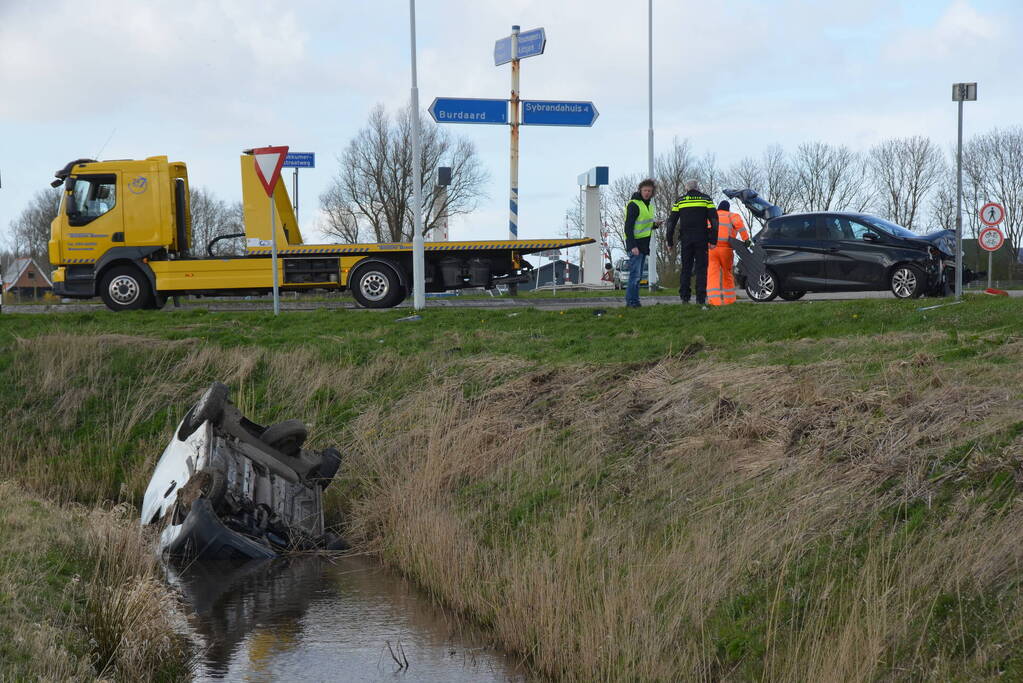 Bestelbus belandt in de sloot na botsing met auto