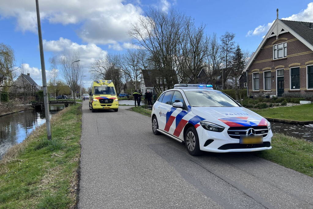 Vrouw gewond na val in water