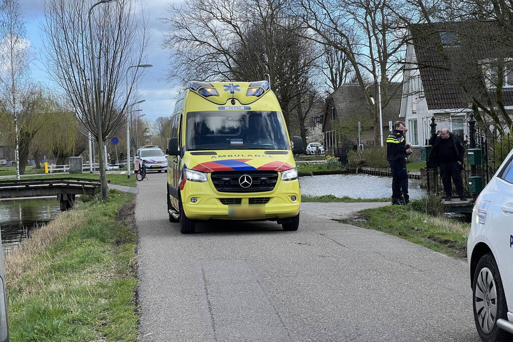 Vrouw gewond na val in water