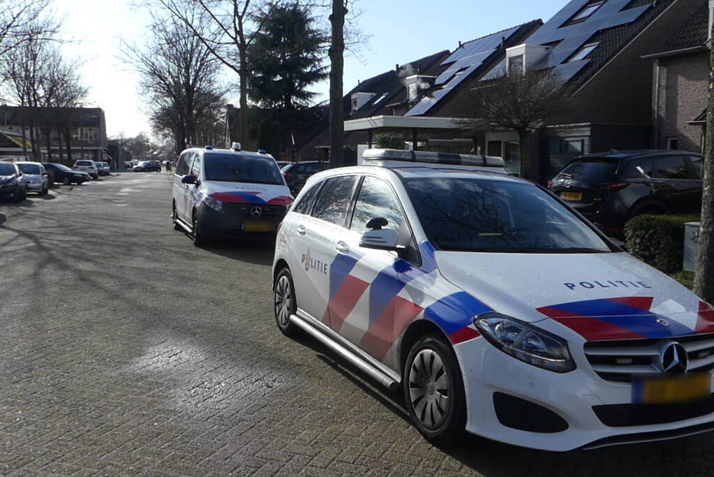 Overleden man aangetroffen in woning, politie start onderzoek