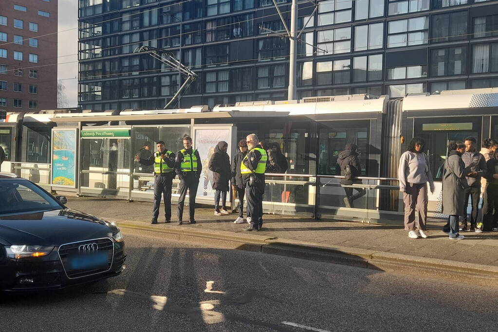 Tramverkeer richting Kuip plat door lastige reiziger en kapotte tram