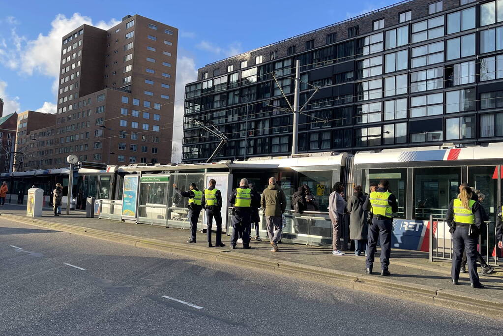 Tramverkeer richting Kuip plat door lastige reiziger en kapotte tram
